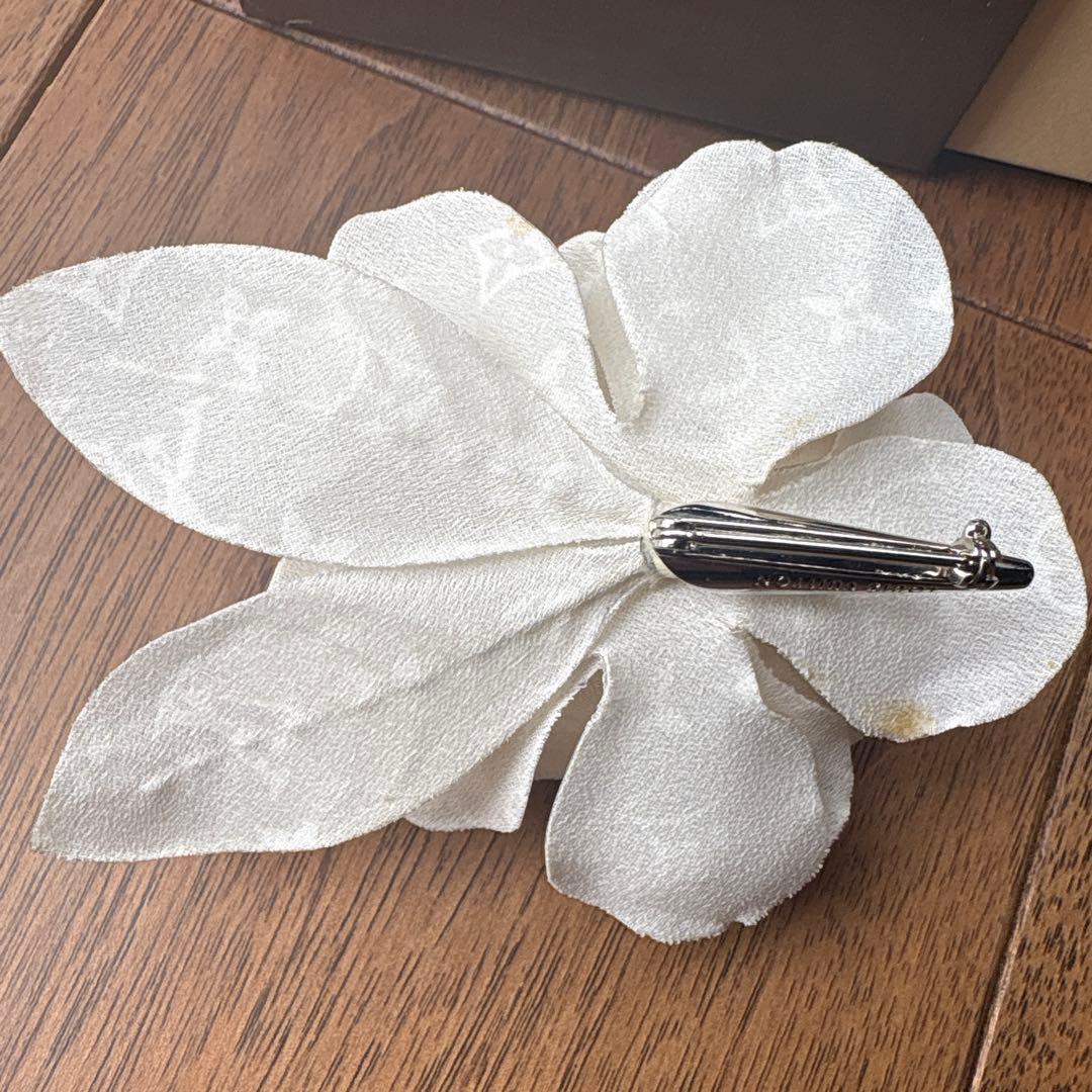 LOUIS VUITTON ホワイト花　ブローチ　コサージュ　ほぼ未使用