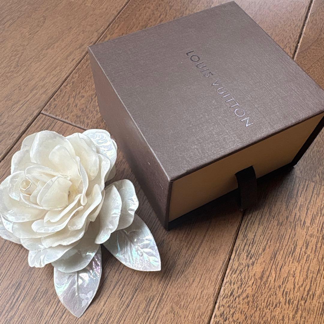 LOUIS VUITTON ホワイト花　ブローチ　コサージュ　ほぼ未使用
