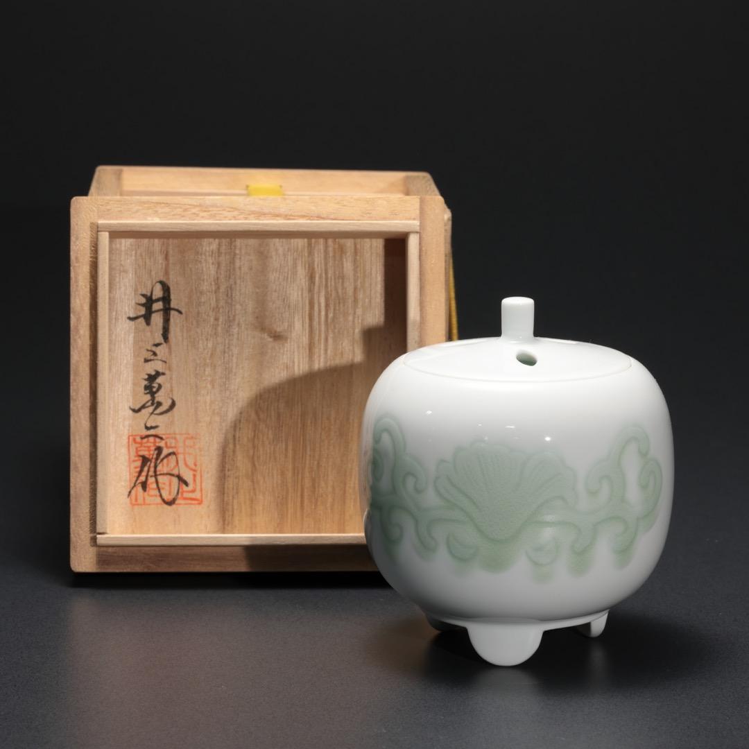 井上萬二作　人間国宝　白磁緑釉彫文香炉　共箱　R1167お12