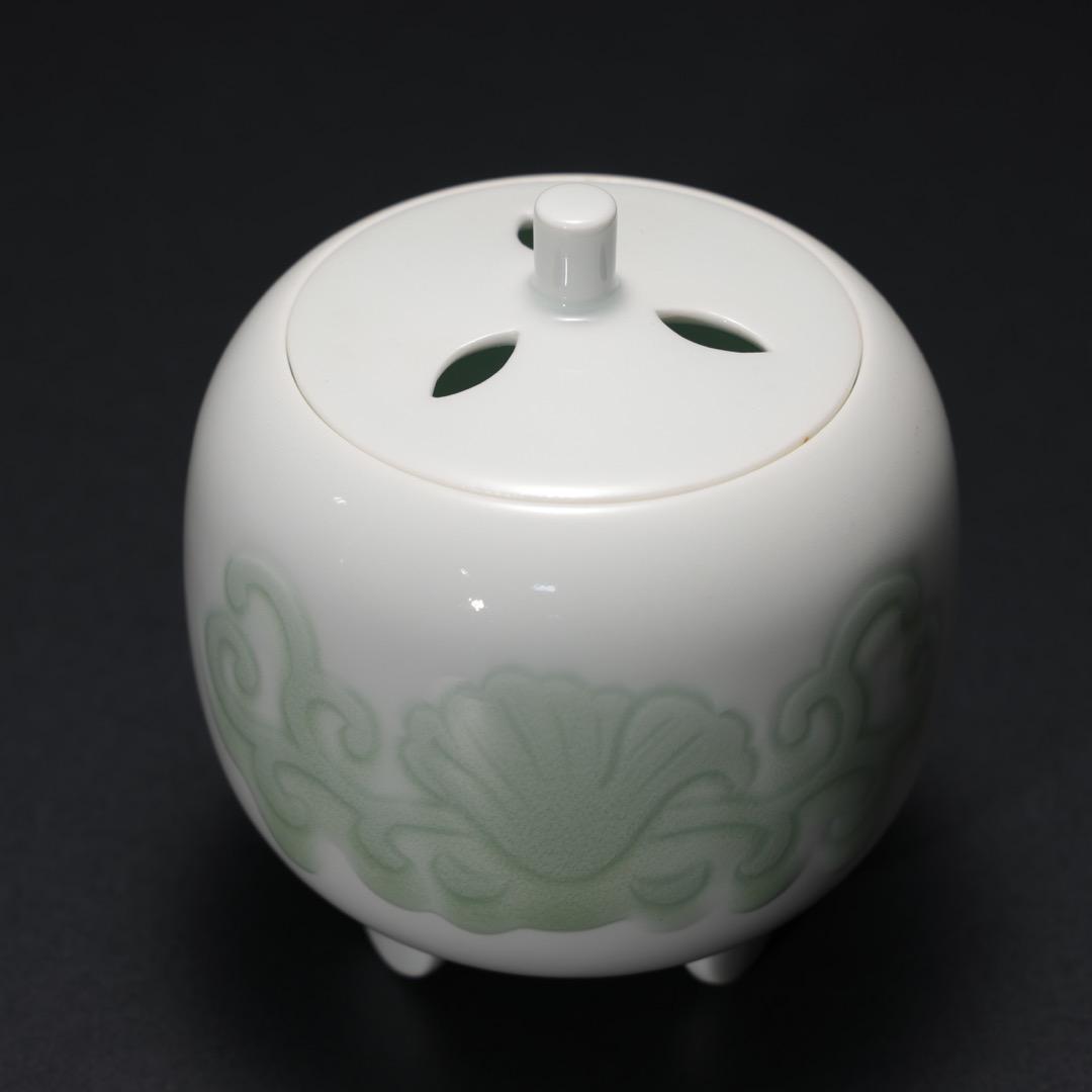 井上萬二作　人間国宝　白磁緑釉彫文香炉　共箱　R1167お12