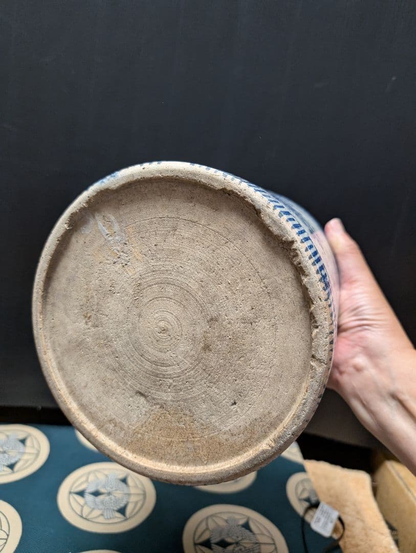 染付青白い花柄の陶器製火鉢アンティック