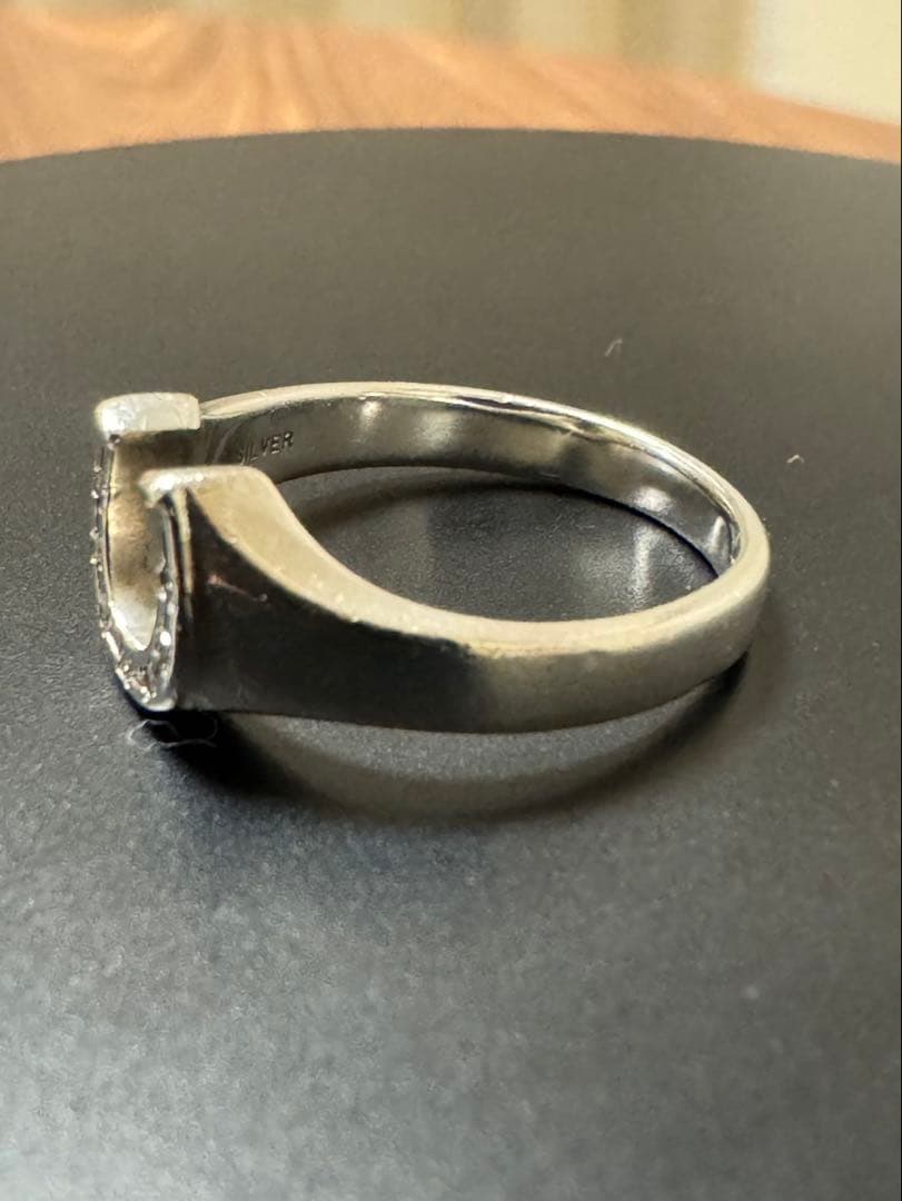 シルバー U字型リング ストーン付き