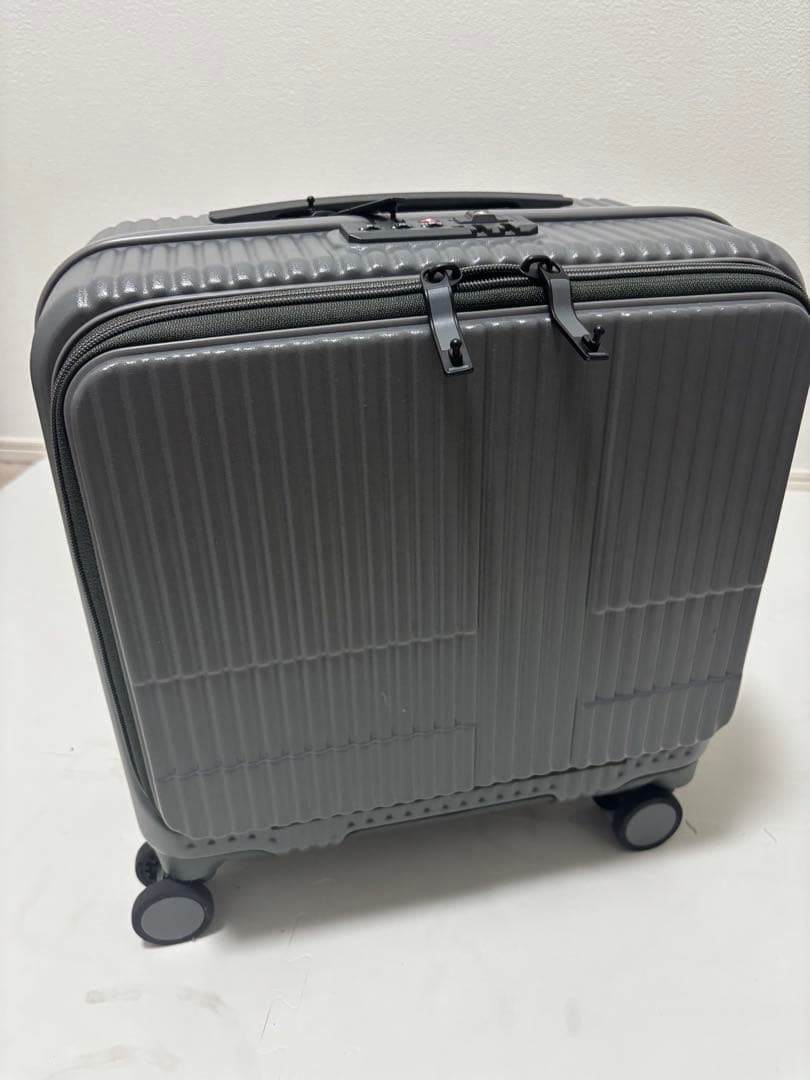 イノベーターグレーキャリーケース
