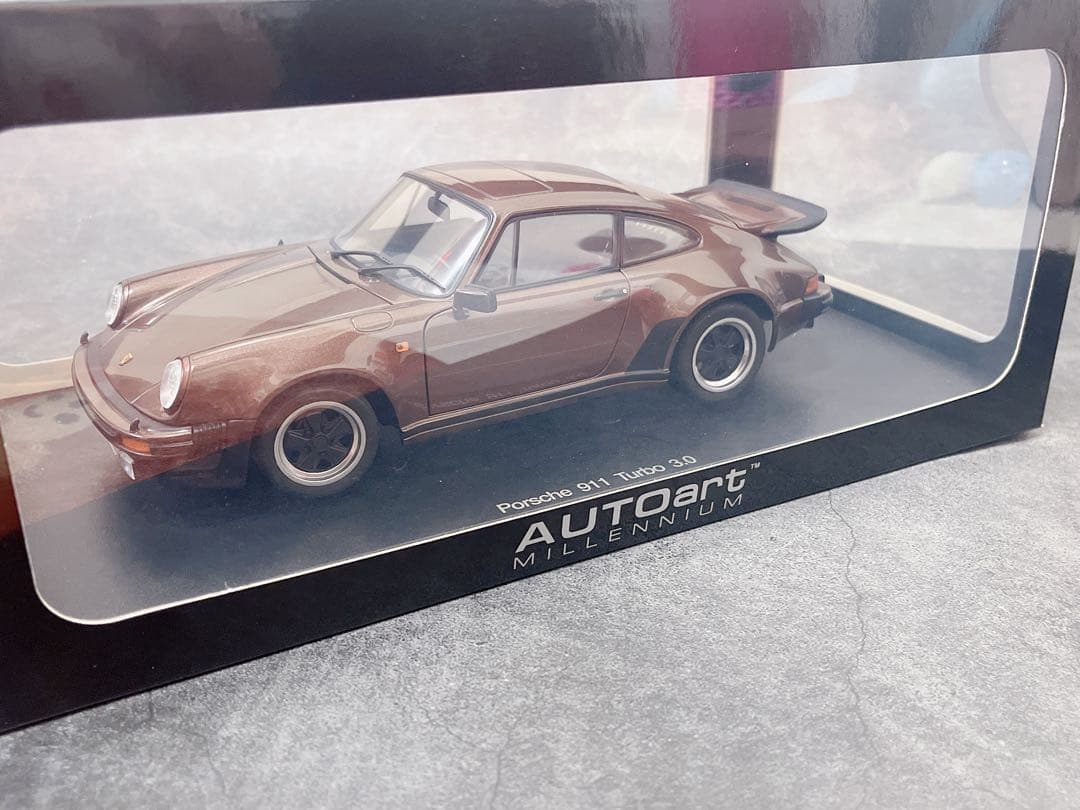 1/18 AUTOart ポルシェ 911 (930) 3.0 ターボ