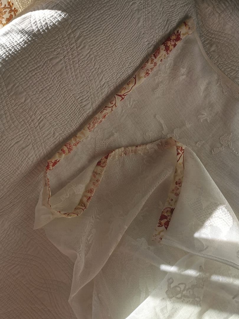 アンティーク お伽話 童話マドラスレースカーテンパネル ナーサリーライム 花更紗