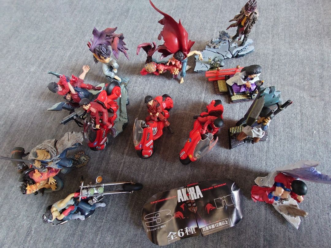 AKIRAフィギュア13種