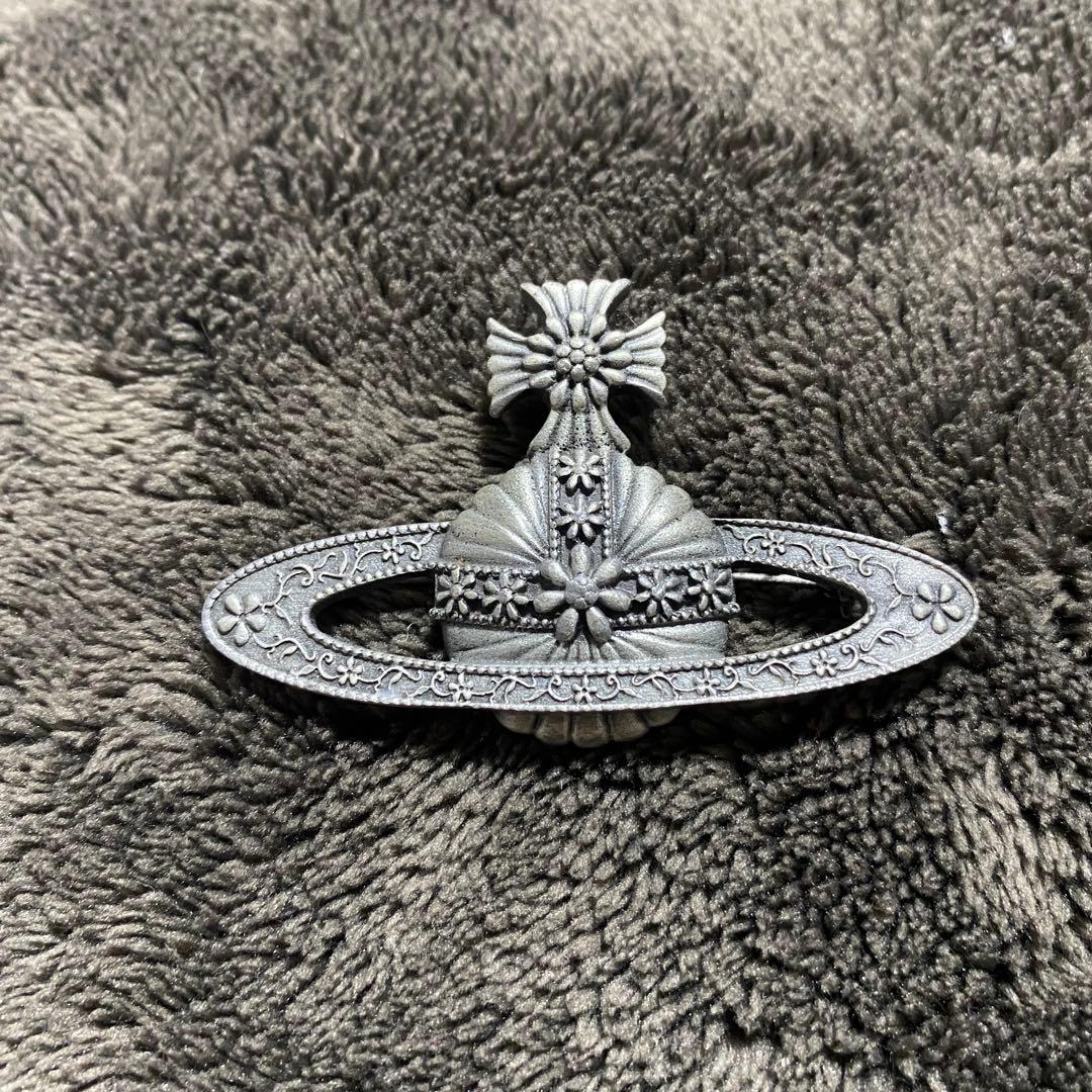 ヴィヴィアン　オーナメンタル　ブローチ