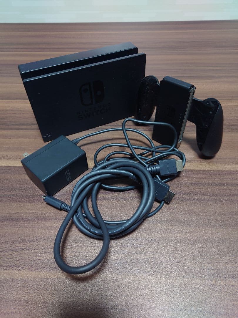 スイッチ本体 マリオカート8デラックス 赤のジョイコン・充電器・ハンドル付き