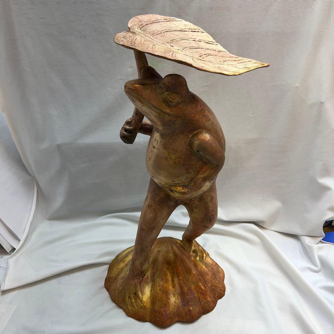 カエル（蛙）が葉っぱの傘を持ってる真鍮の置物