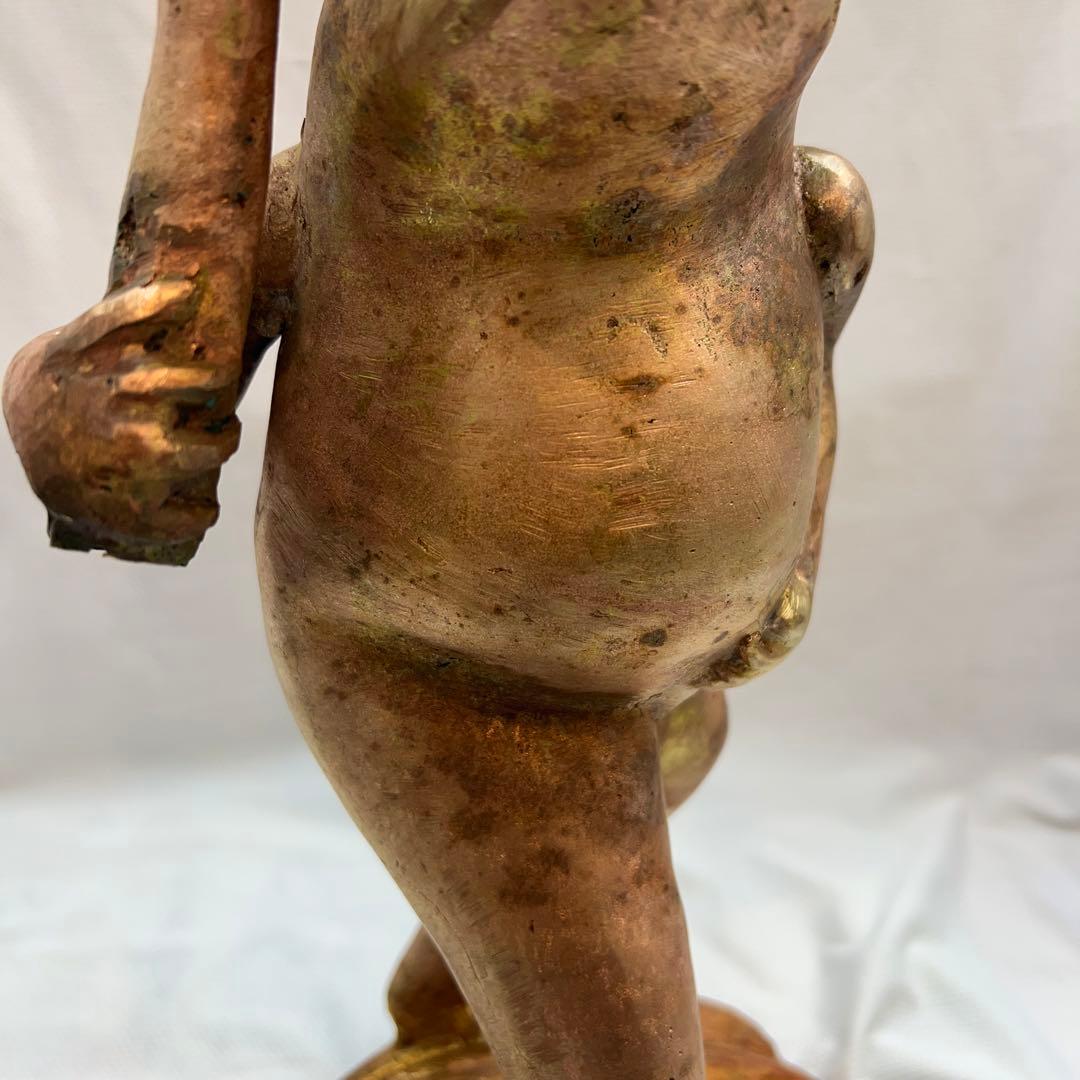 カエル（蛙）が葉っぱの傘を持ってる真鍮の置物