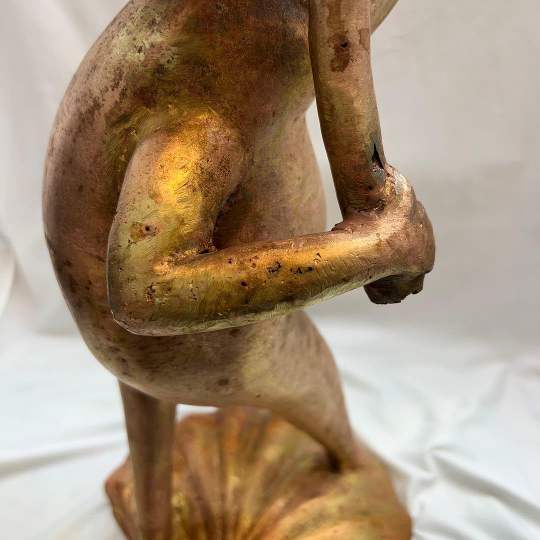 カエル（蛙）が葉っぱの傘を持ってる真鍮の置物