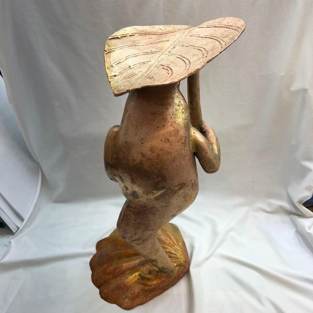 カエル（蛙）が葉っぱの傘を持ってる真鍮の置物