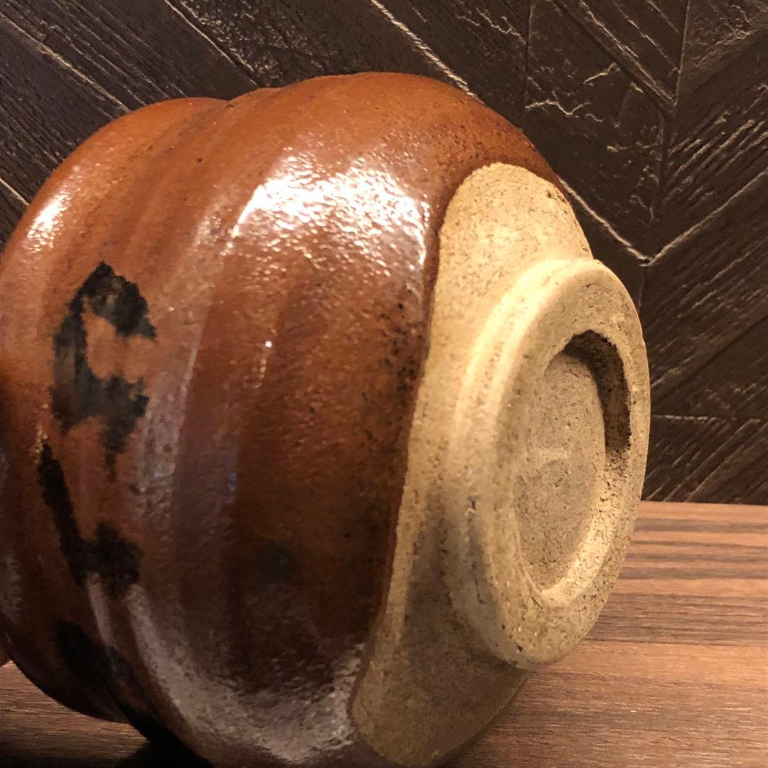 究極の古美術◾️蔵から茶黒のめちゃくちゃ雰囲気のある抹茶茶碗が出て来ました。