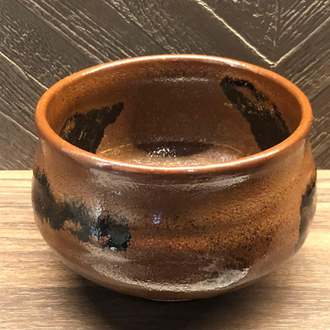 究極の古美術◾️蔵から茶黒のめちゃくちゃ雰囲気のある抹茶茶碗が出て来ました。