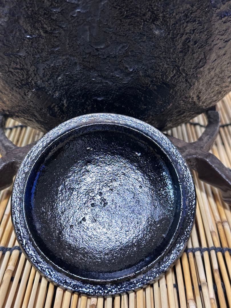 未使用品、供箱付　南部名工金秀 及春鋳造 算盤形捻鉉アラレ　南部鉄瓶　南部鉄器