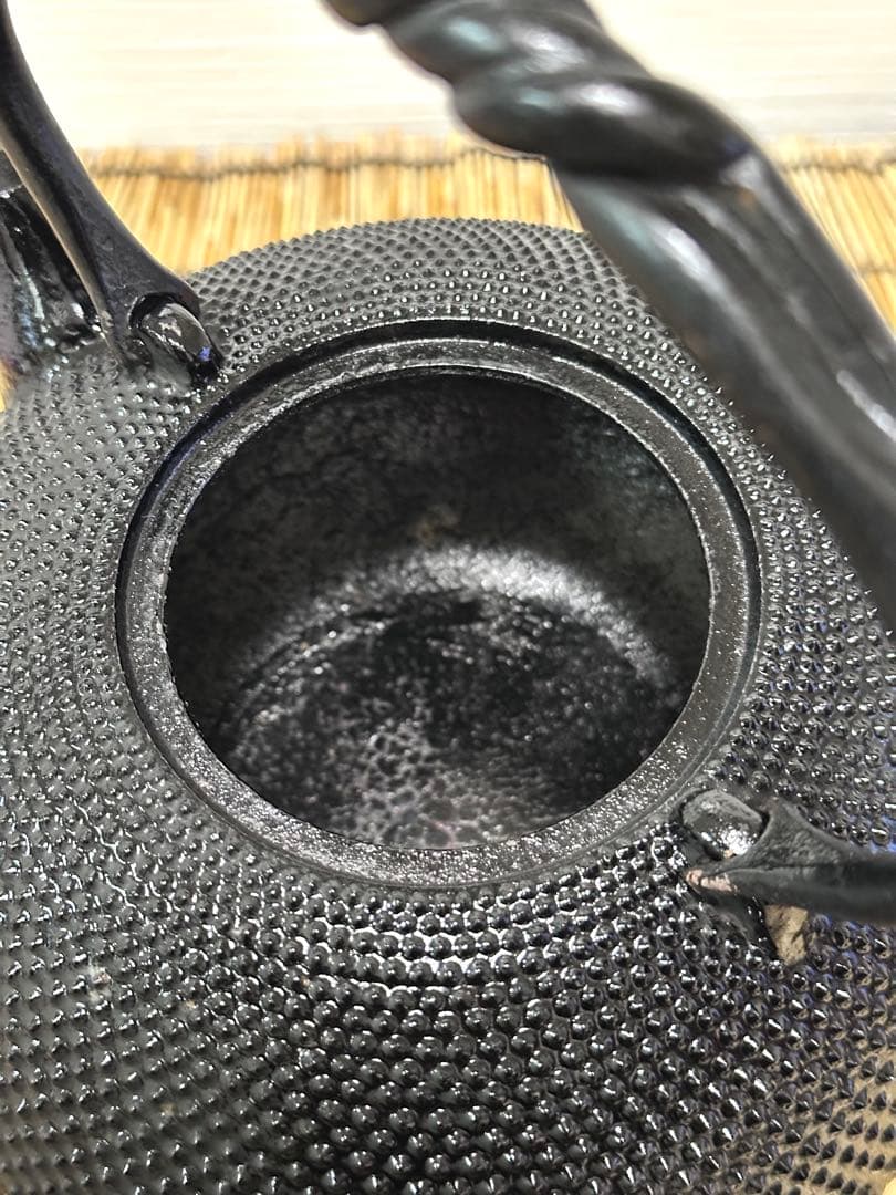 未使用品、供箱付　南部名工金秀 及春鋳造 算盤形捻鉉アラレ　南部鉄瓶　南部鉄器