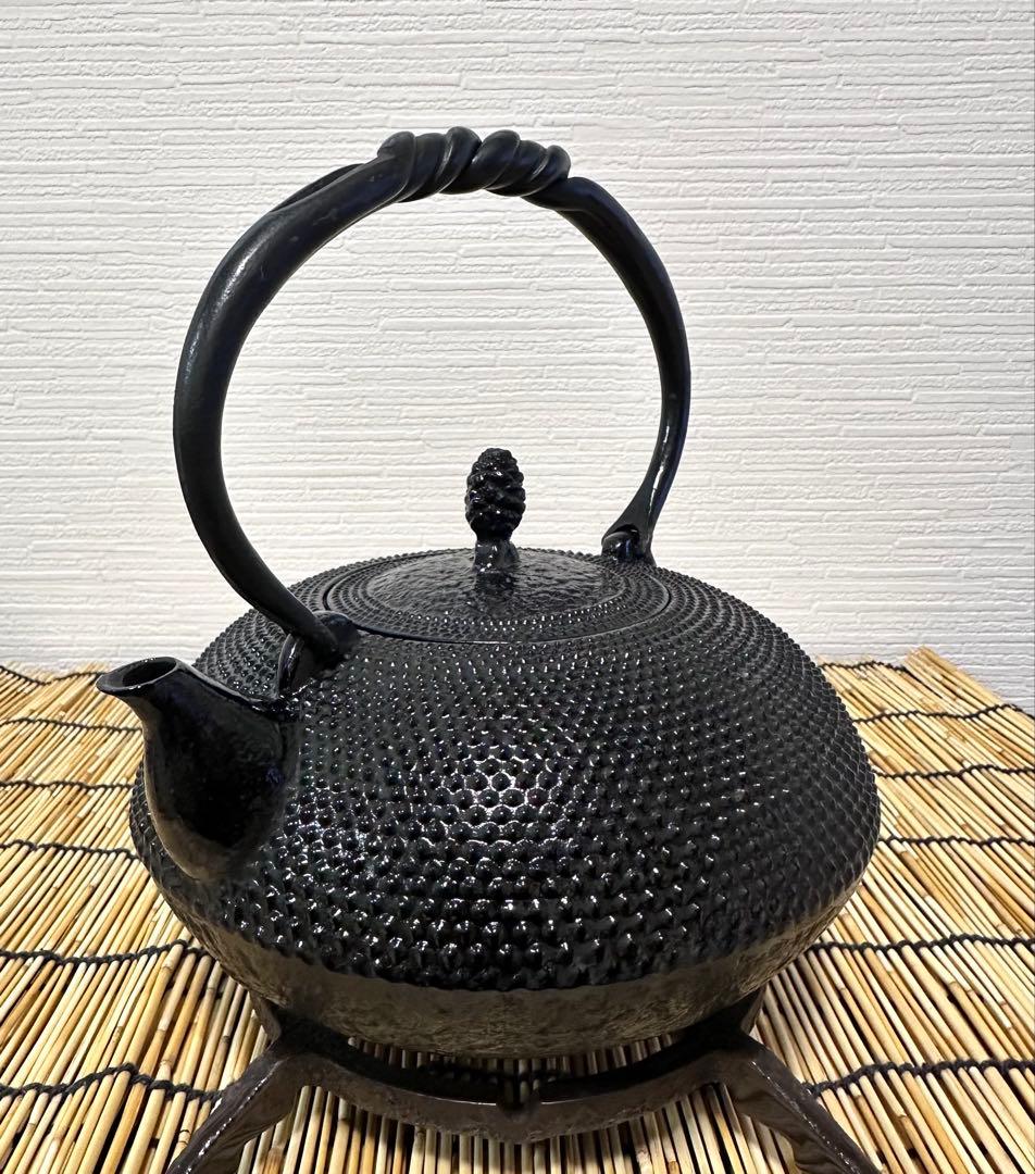 未使用品、供箱付　南部名工金秀 及春鋳造 算盤形捻鉉アラレ　南部鉄瓶　南部鉄器