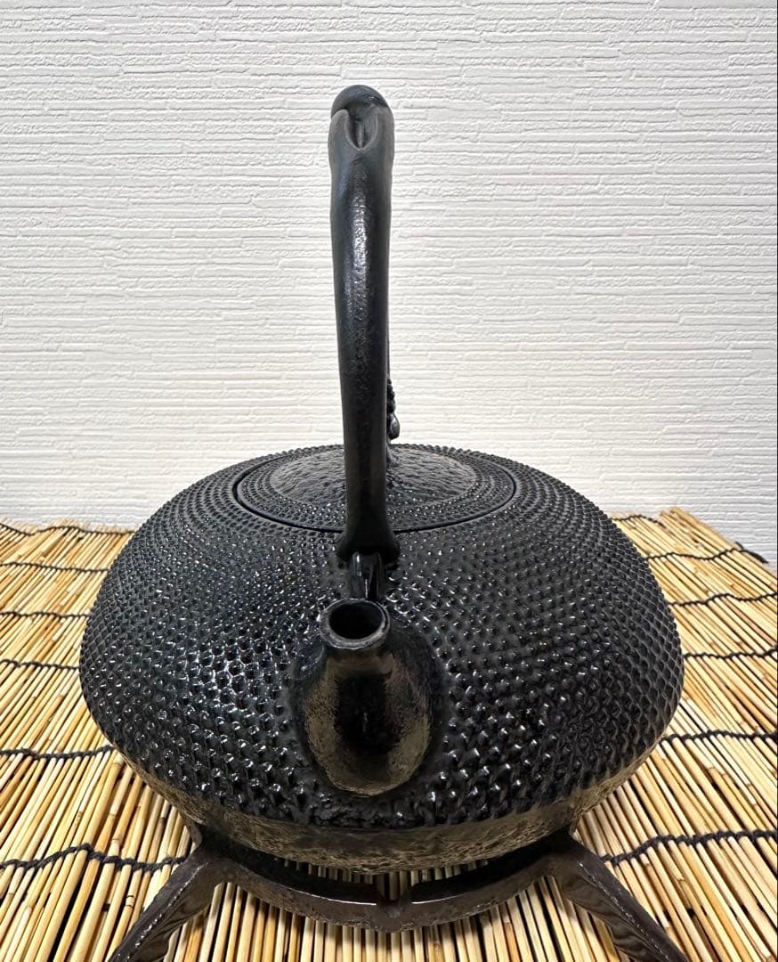 未使用品、供箱付　南部名工金秀 及春鋳造 算盤形捻鉉アラレ　南部鉄瓶　南部鉄器