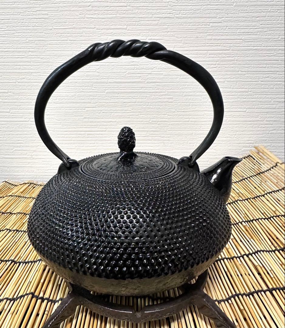 未使用品、供箱付　南部名工金秀 及春鋳造 算盤形捻鉉アラレ　南部鉄瓶　南部鉄器