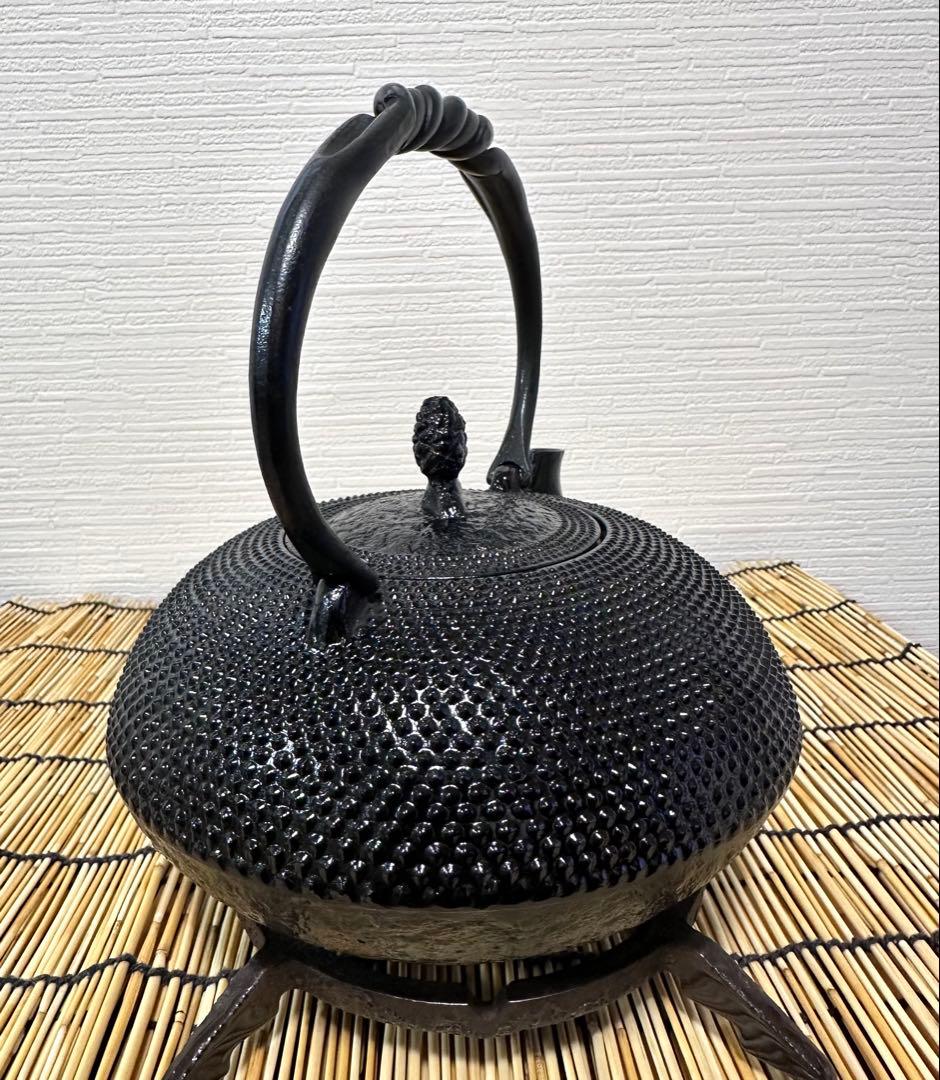 未使用品、供箱付　南部名工金秀 及春鋳造 算盤形捻鉉アラレ　南部鉄瓶　南部鉄器