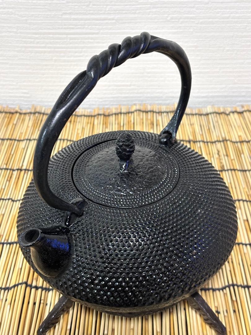 未使用品、供箱付　南部名工金秀 及春鋳造 算盤形捻鉉アラレ　南部鉄瓶　南部鉄器