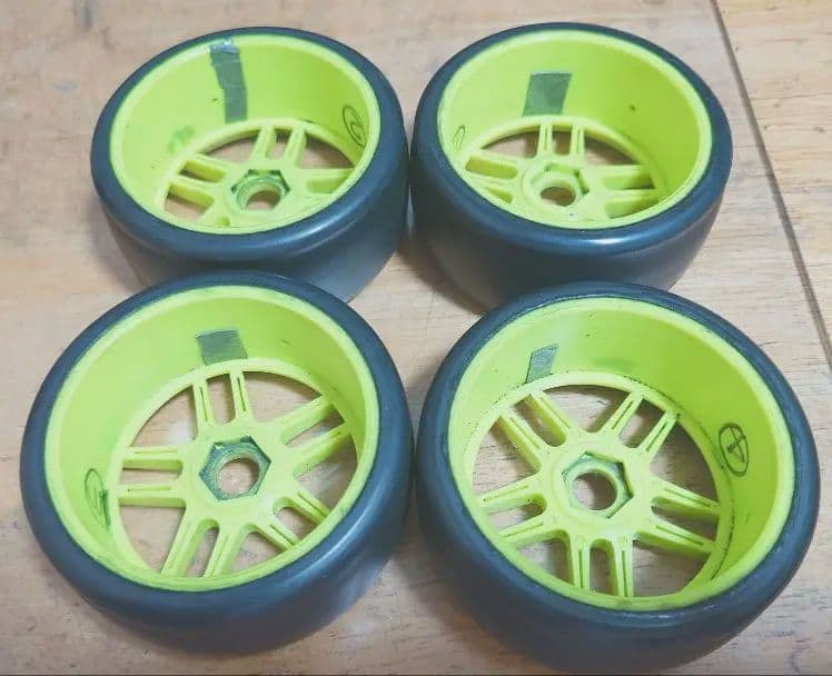 ＧＴクラス用（インファーノＧＴなど）タイヤ　７セットプラス　おまけタイヤ