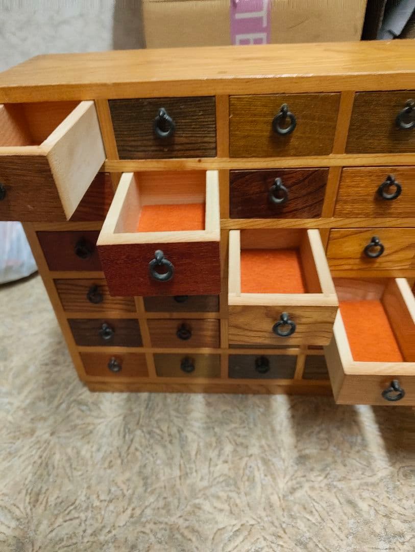 手作り木工品、引き出し式収納 約40cm 30個ミニ引出し