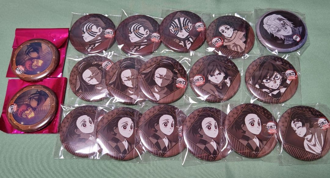 鬼滅の刃 ダイニング他 缶バッジ １８点