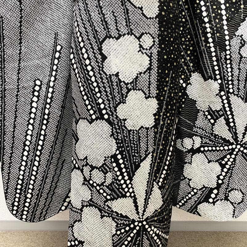 412z7☆振袖 総絞り 金彩 梅 松の葉 身幅広め 黒☆美品 成人式 結婚式