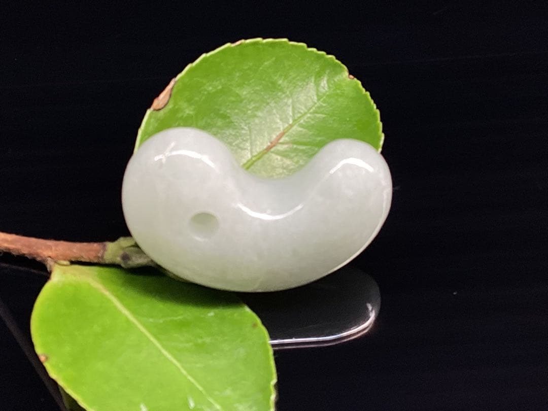 破格お値段です‼️氷アイスジェイド糸魚川翡翠勾玉　本物の守護石をお身近に鑑別書付‼️