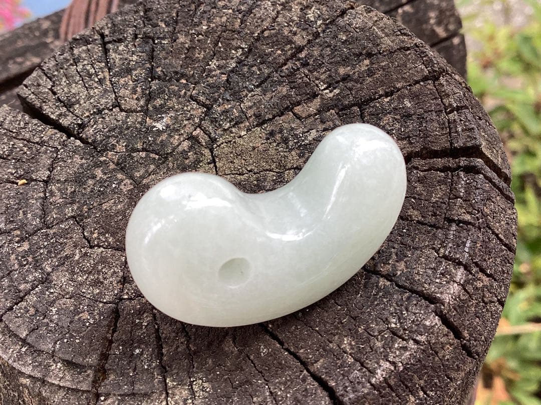 破格お値段です‼️氷アイスジェイド糸魚川翡翠勾玉　本物の守護石をお身近に鑑別書付‼️