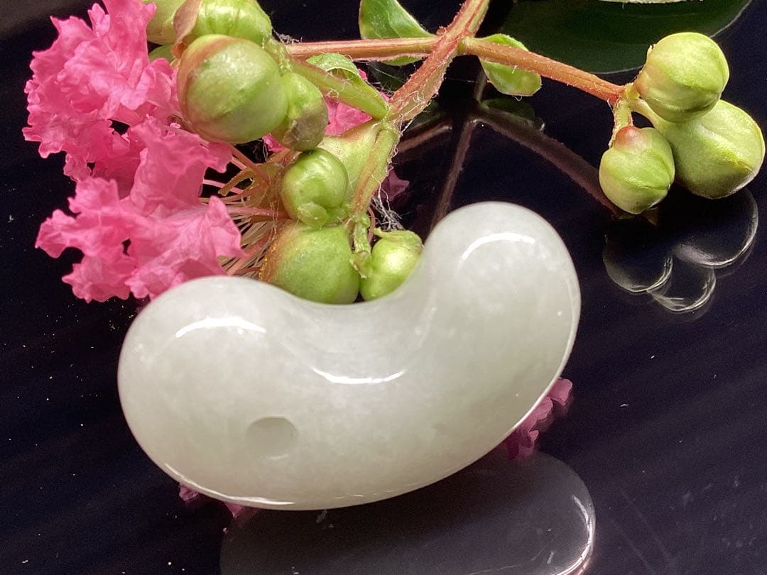 破格お値段です‼️氷アイスジェイド糸魚川翡翠勾玉　本物の守護石をお身近に鑑別書付‼️