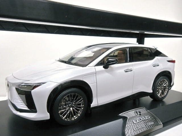 1/18 レクサス RZ 450e ミニカー　模型　完成品　展示台付き　ホワイト