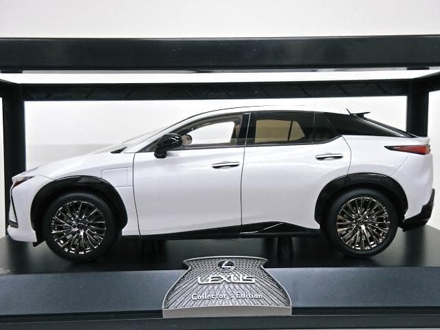 1/18 レクサス RZ 450e ミニカー　模型　完成品　展示台付き　ホワイト