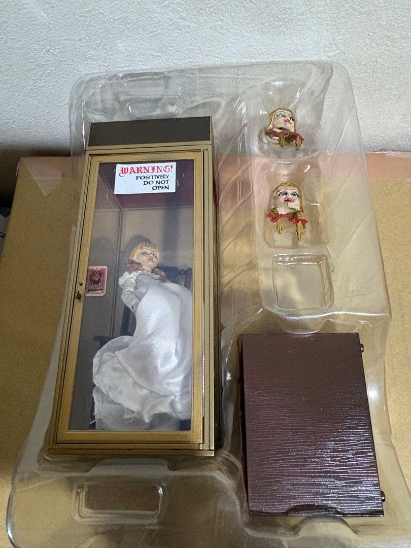 neca ネカ アナベル 死霊博物館 アナベルwithショーケース 3520