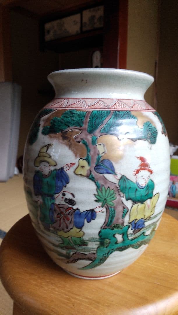 多色使いの陶器花瓶