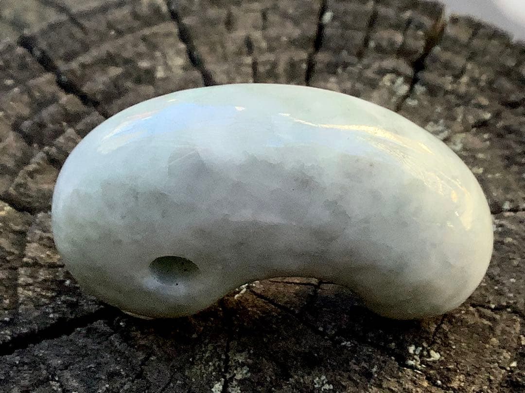 ✳アイスジェイド氷肌紋様‼️ 糸魚川翡翠勾玉　本物を守護石に　機械鑑定鑑別書付