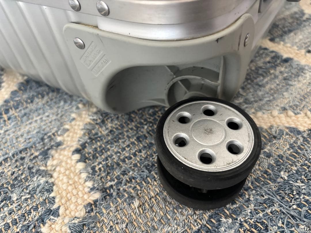 RIMOWA リモワ アルミ 大型 スーツケース シルバー（キャスター1つ欠損）