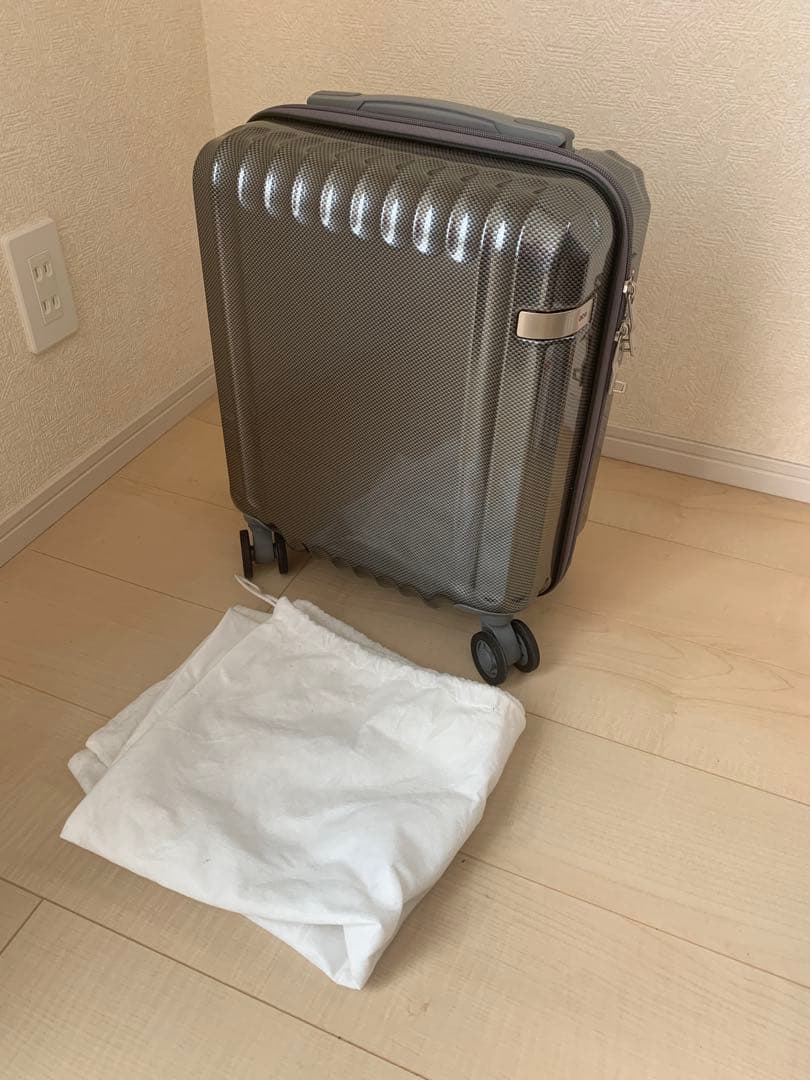 ace. グレー 中型キャリーケース 保護袋付き　鍵なし