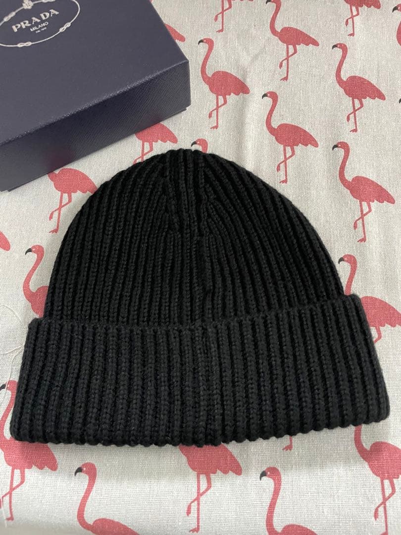 美品プラダ　ブラック　ニット帽 Mサイズ