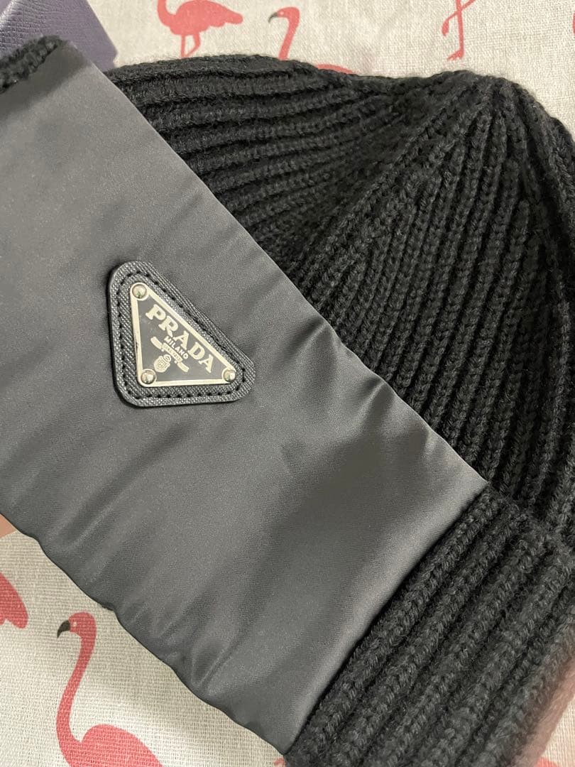 美品プラダ　ブラック　ニット帽 Mサイズ