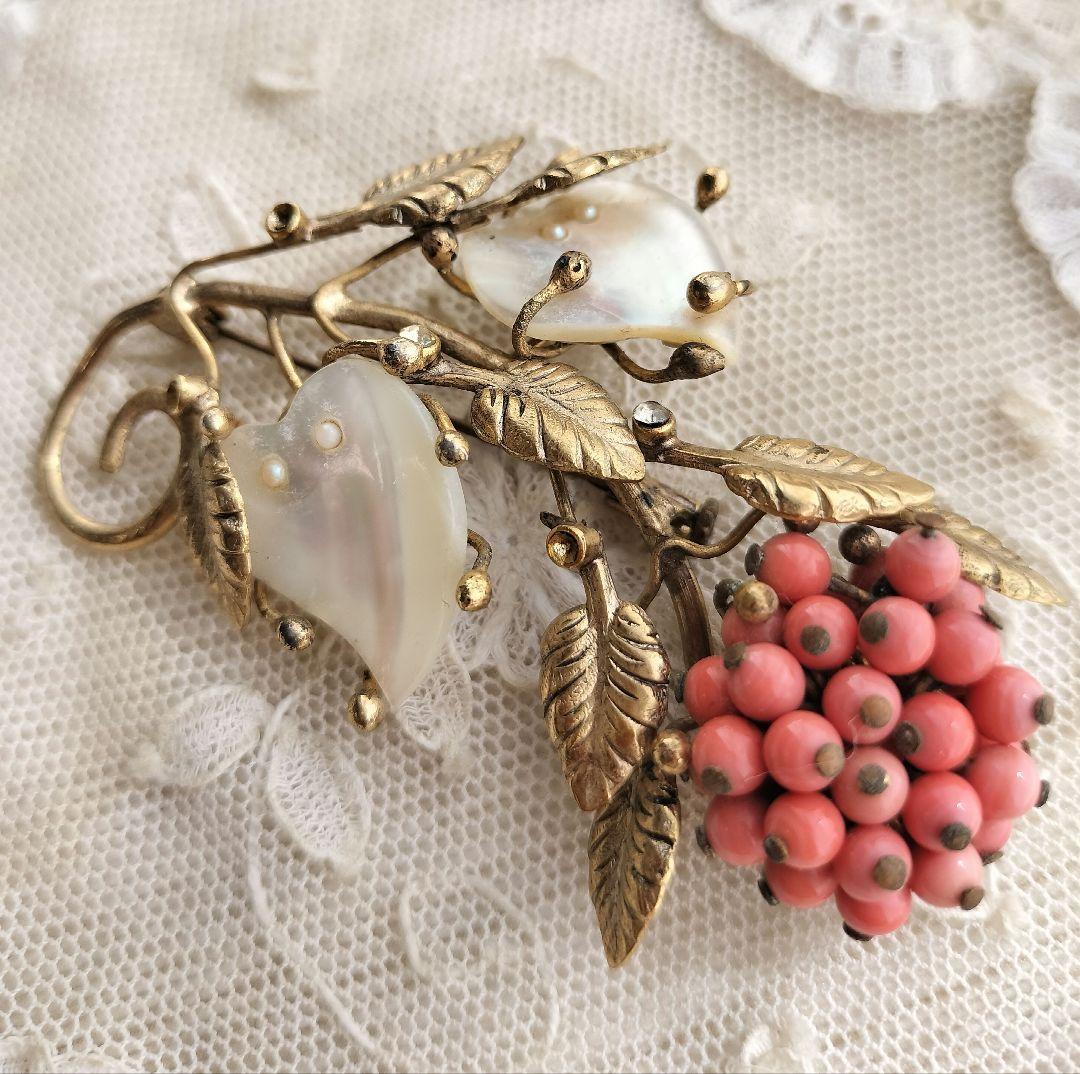 コーラルカボションの花 シェル 貝細工 ブローチ ヴィンテージと他2点