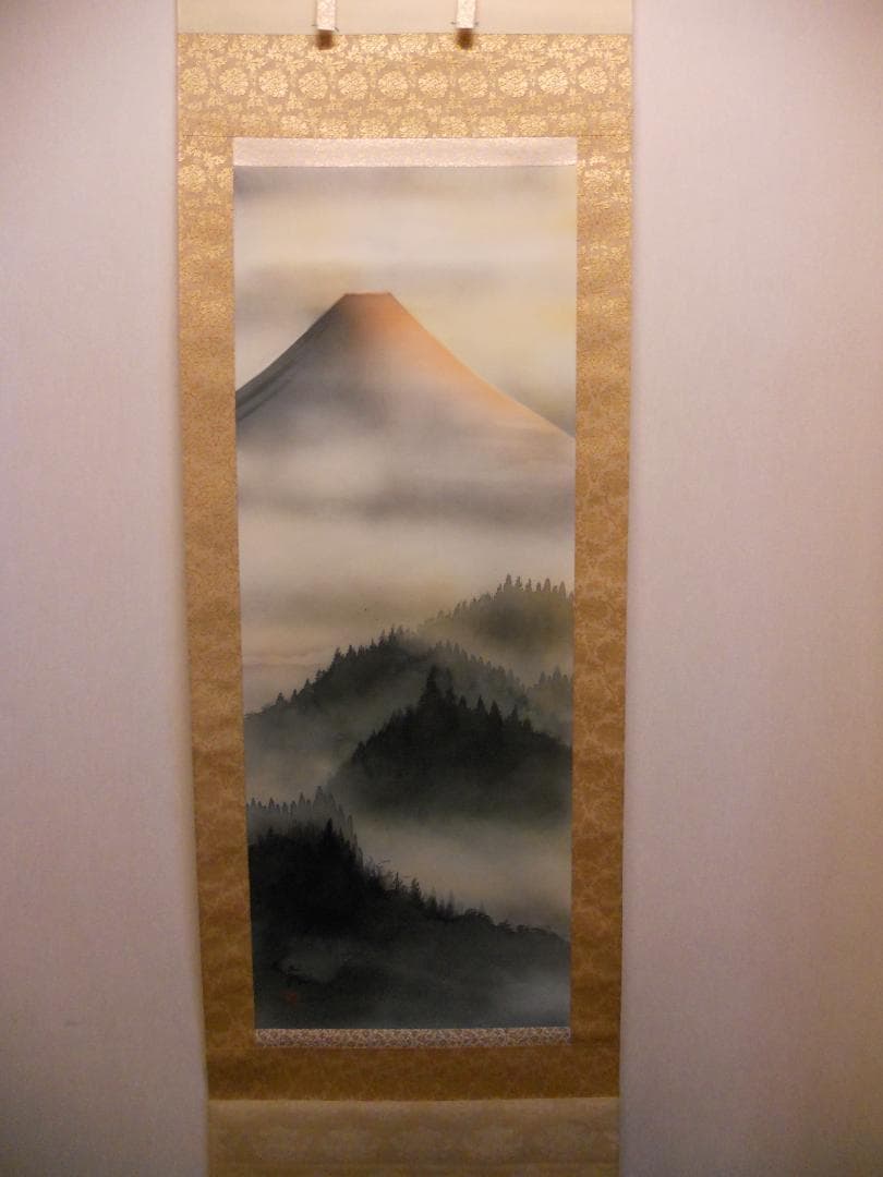 掛け軸 松橋玉昇 赤富士 絹本 希少 軸装 茶道具 掛軸 美品 です。