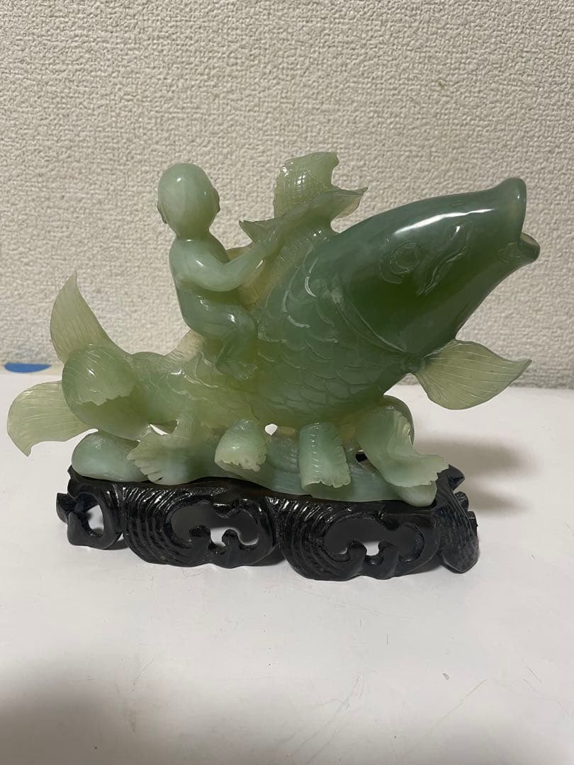 翡翠玉石彫刻　· 鯉と童子　置物　天然石