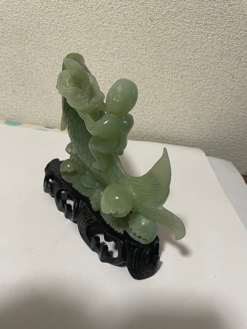 翡翠玉石彫刻　· 鯉と童子　置物　天然石