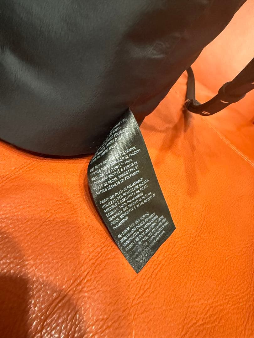 りんご　バレンシアガ　ドローストリング　ショルダーバッグ