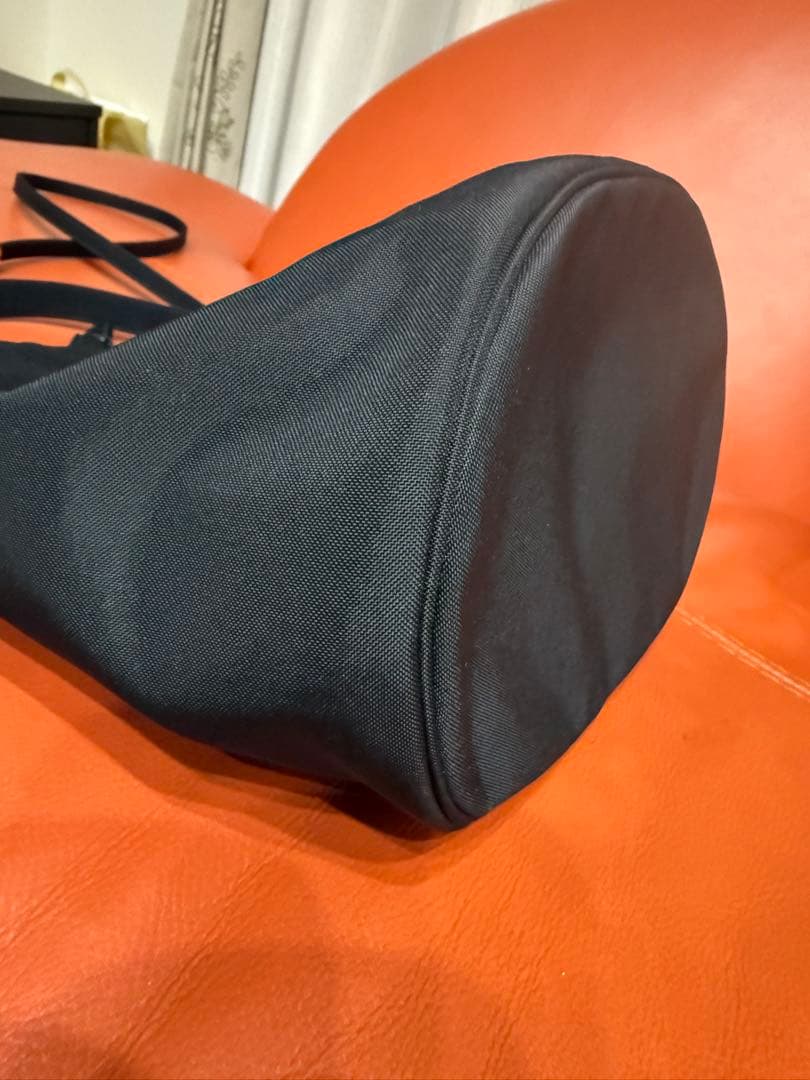 りんご　バレンシアガ　ドローストリング　ショルダーバッグ