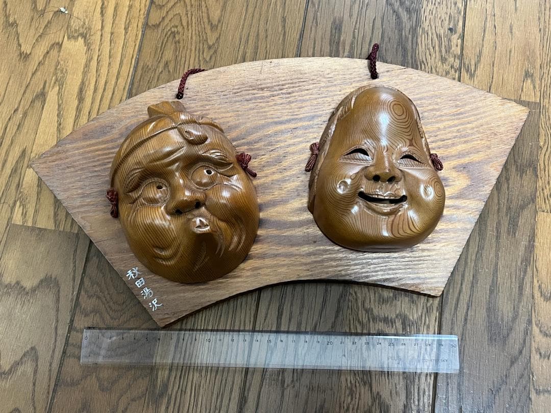 伝統的な木製お面 秋田湯沢