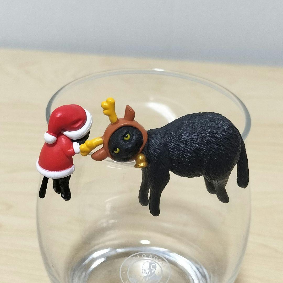 コップの黒猫 2匹   サンタ、トナカイver.