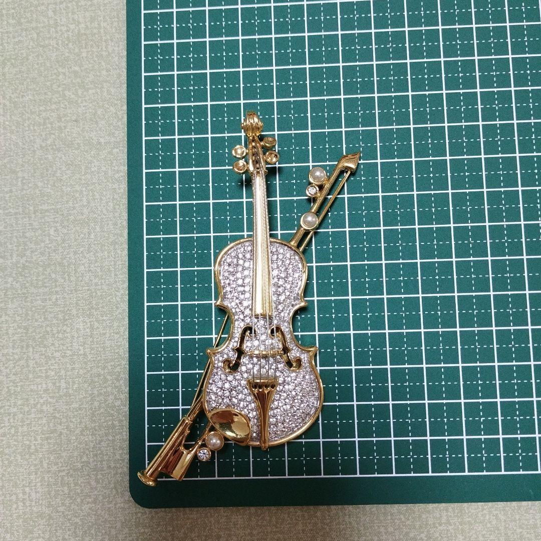 スワロフスキー　バイオリン　ブローチ